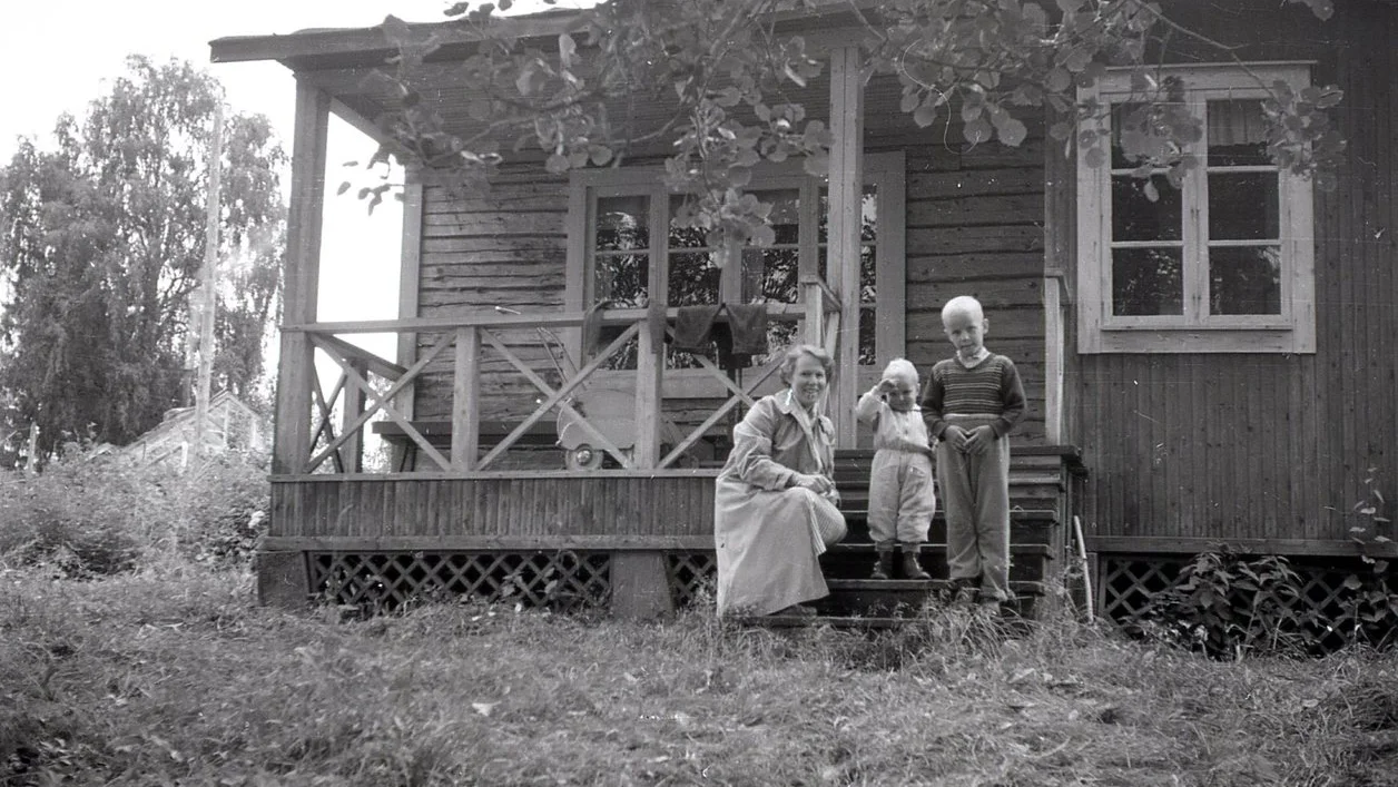 Aili Saka Matti portailla kesä 1953 hyvä copy.jpg