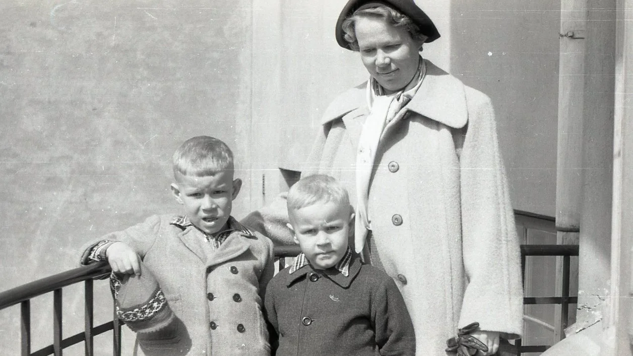 Eero Matti ja Aili lähdössä ulos 1951 copy.jpg