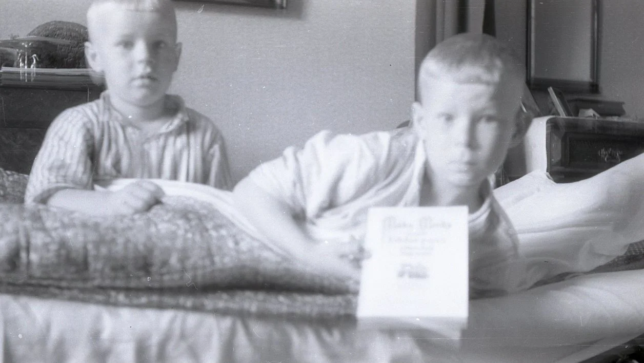Eero ja Matti havahtuvat sängyssä 1951 copy.jpg
