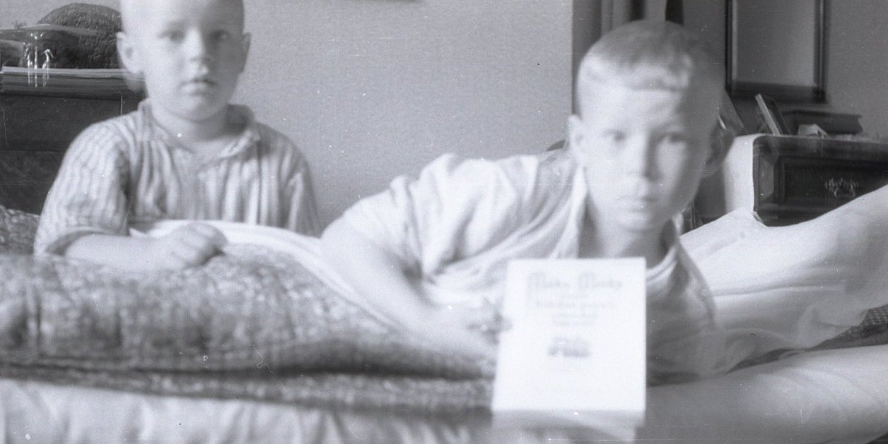 Eero ja Matti havahtuvat sängyssä 1951 copy.jpg