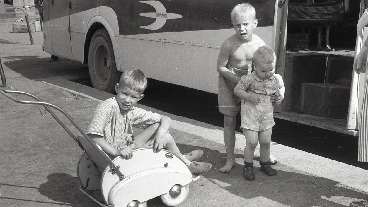 Eero lastenvaunuissa Matti Saka asemalla 1953 copy.jpg