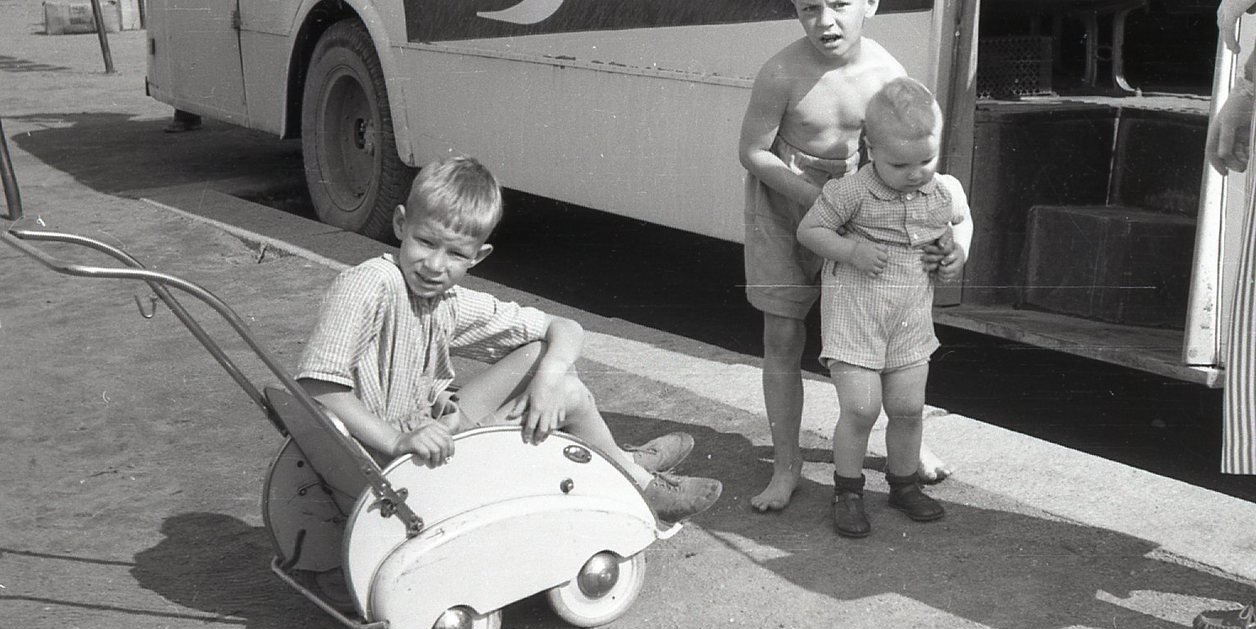Eero lastenvaunuissa Matti Saka asemalla 1953 copy.jpg