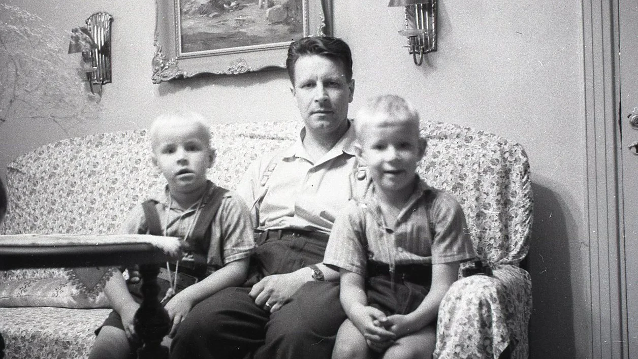 Lauri Eero ja Matti sohvalla copy.jpg