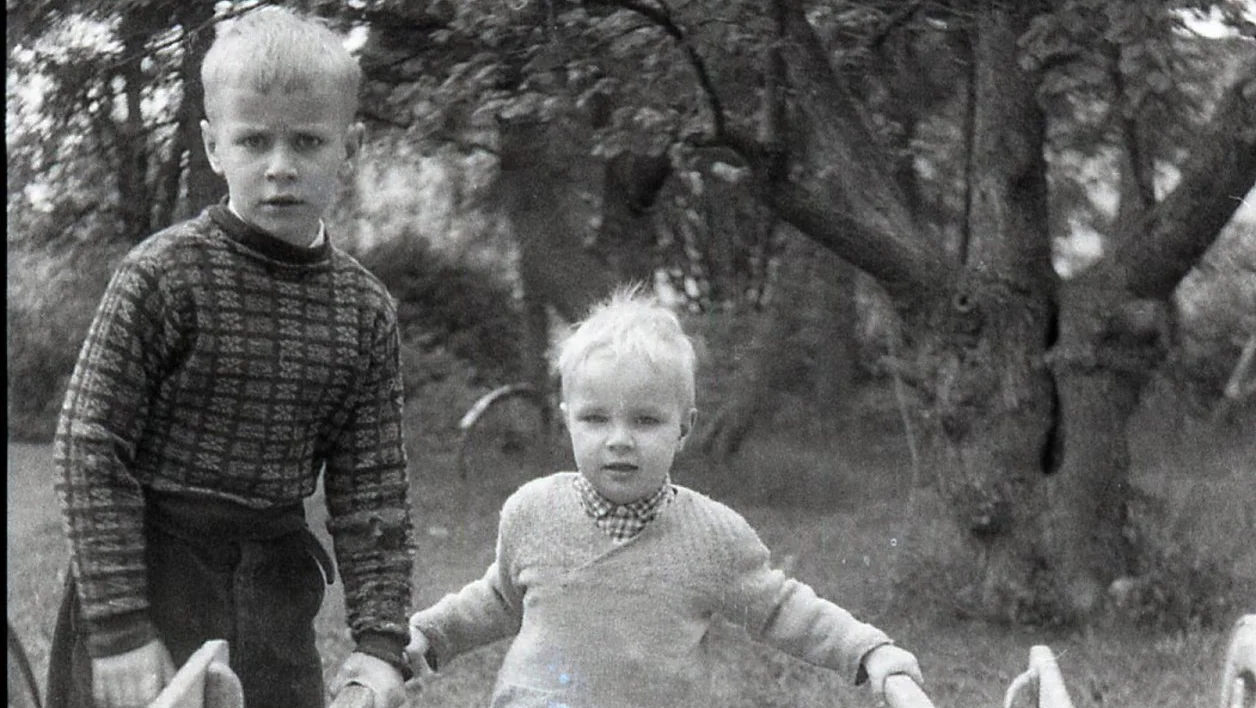 Saka ajaa rattailla Matti katsoo 1954 copy.jpg