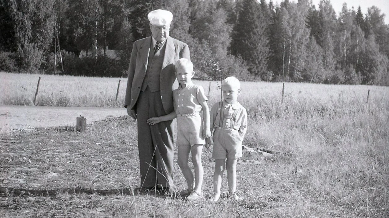 Vihtori Eero ja Matti odottavat bussia copy.jpg