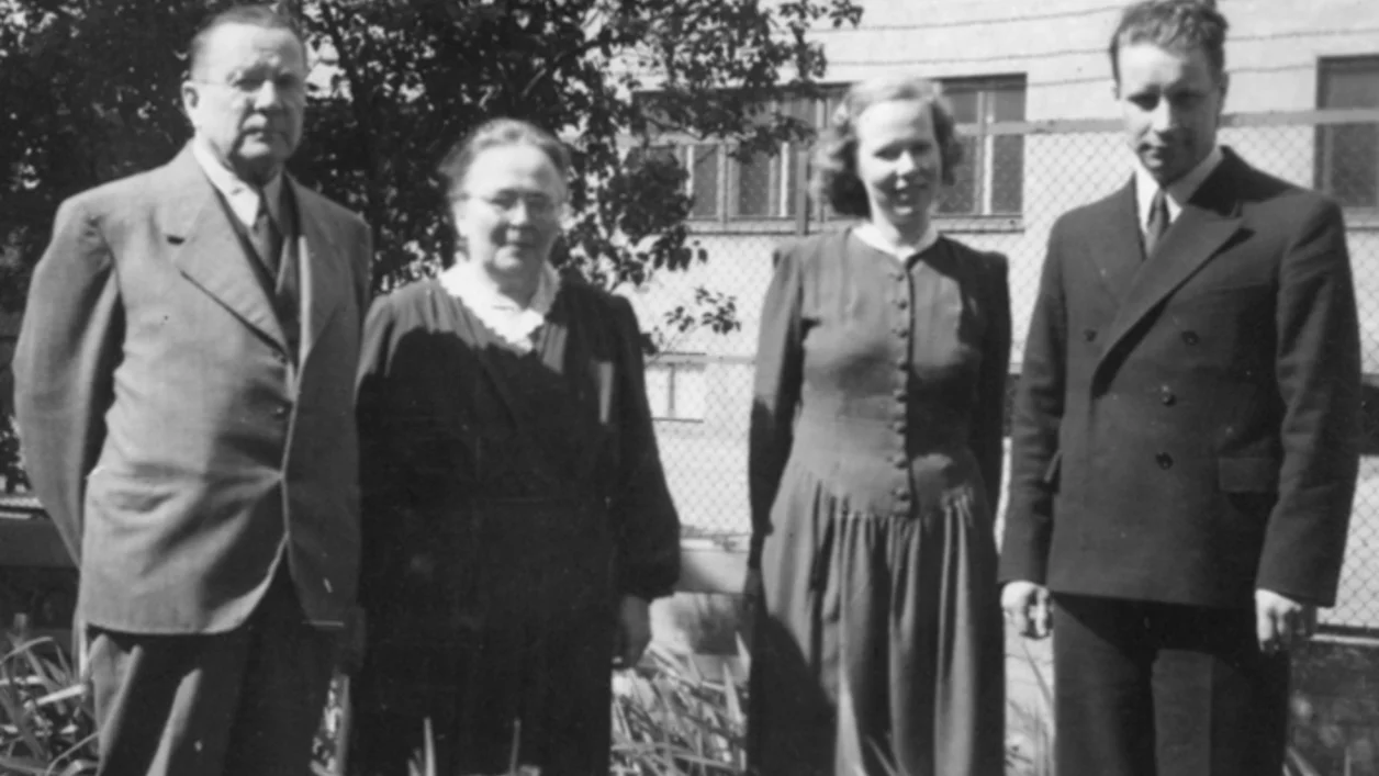 Vihtori, Helga Aili Lauri Malminkadun pihalla copy.jpg